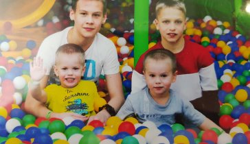 Помощь большой семье в строительстве дома в деревне.
