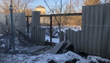 Допомога реставрації домівки після вибуху снаряда під час війни